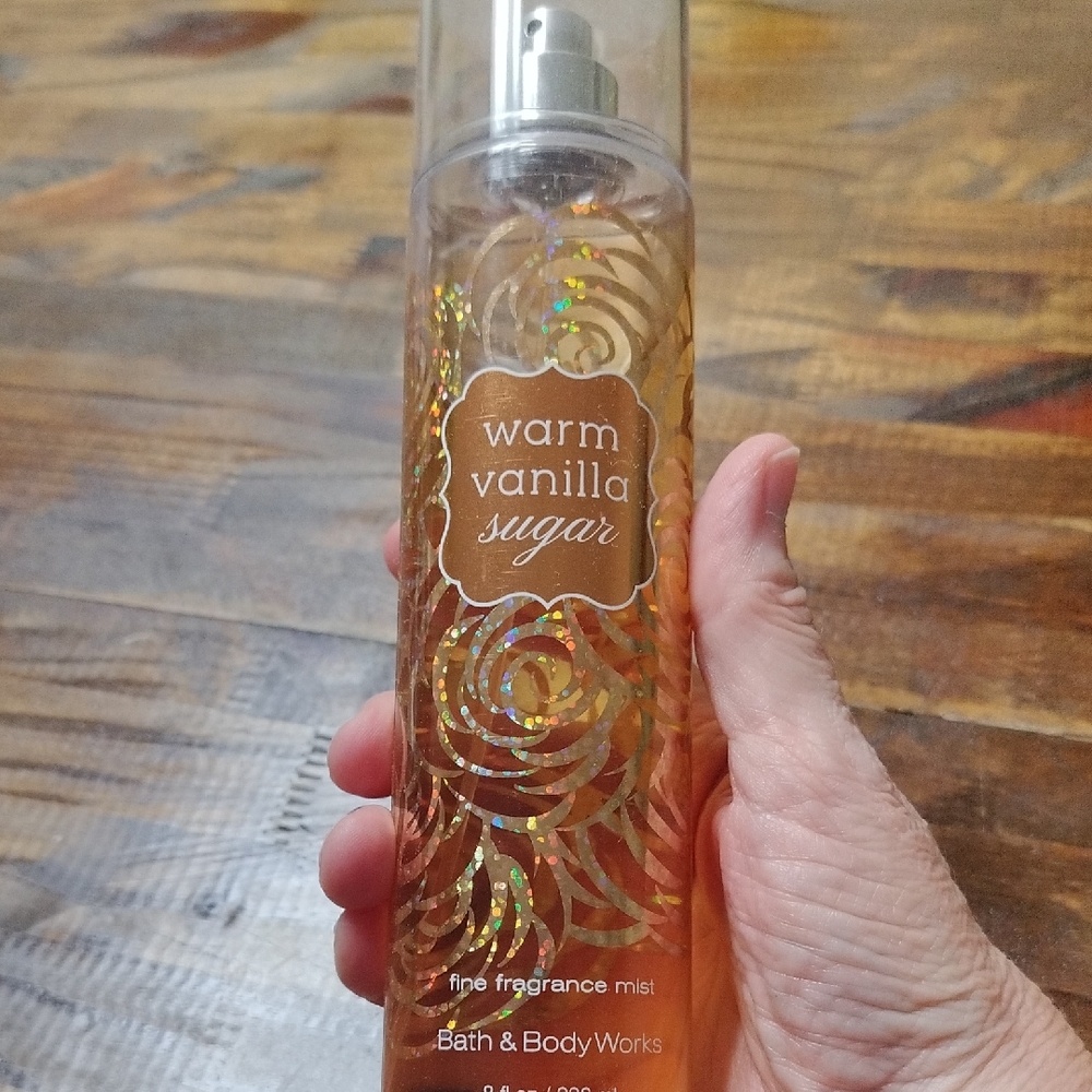 Bath & Body Works Gold Moisturizer & Body Oil Used a few times.